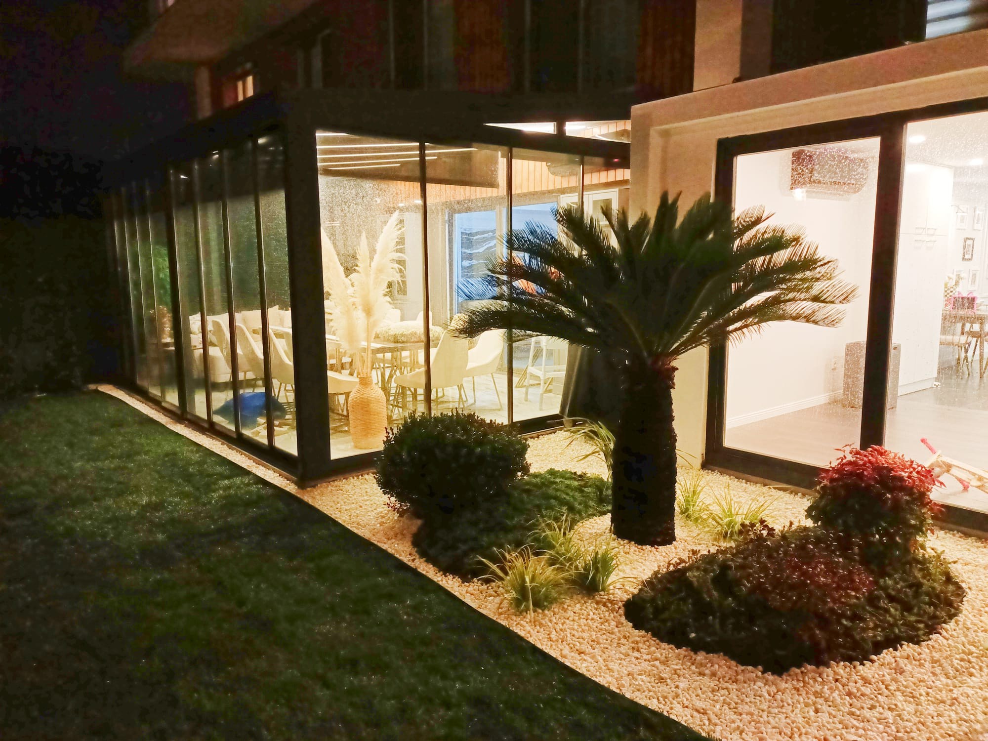 Çim alan ve cephe bitkilendirmesi · Sonrası · Diğer yönden görünüm