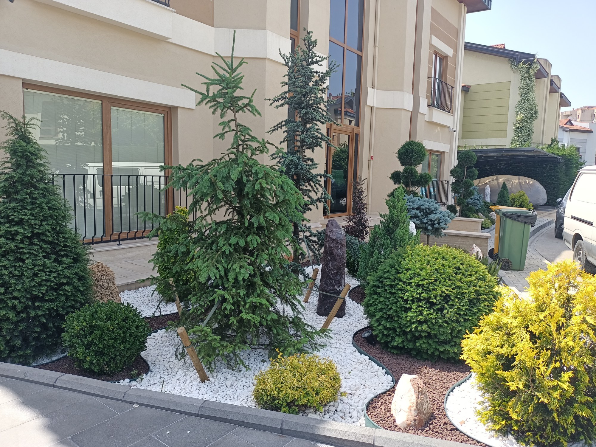 Ön bahçe · Villa girişi ve kuru bahçe · Sonrası · Tamamlanmış görünüm 4