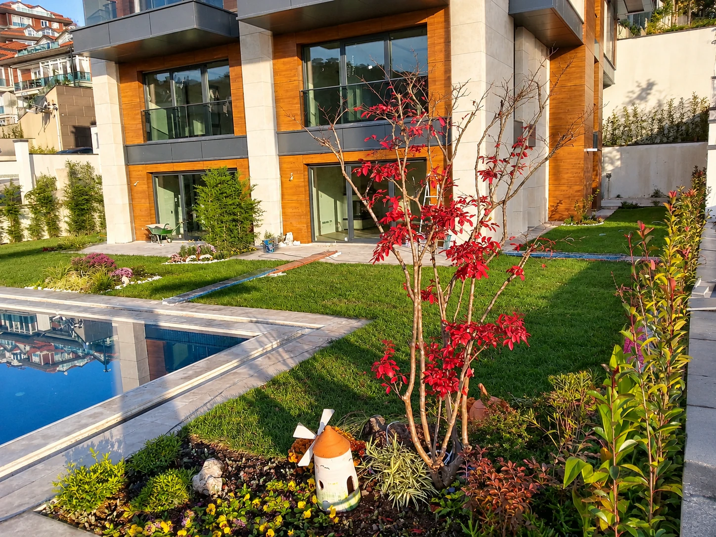 MSK İnşaat · Villa bahçesi. Modern konut mimarisini su ögeleri ve zarif vurgu bitkileriyle tamamlayan estetik bahçeler tasarlıyoruz.