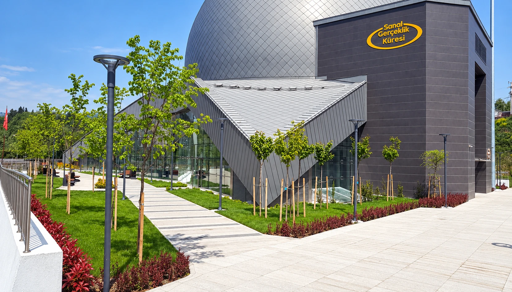 İzmit · Planetaryum peyzajı. Fütüristik yapıların çevresini, modern sert zeminler ve düzenli bitkilendirme çalışmalarıyla estetik bir bütünlüğe kavuşturuyoruz.