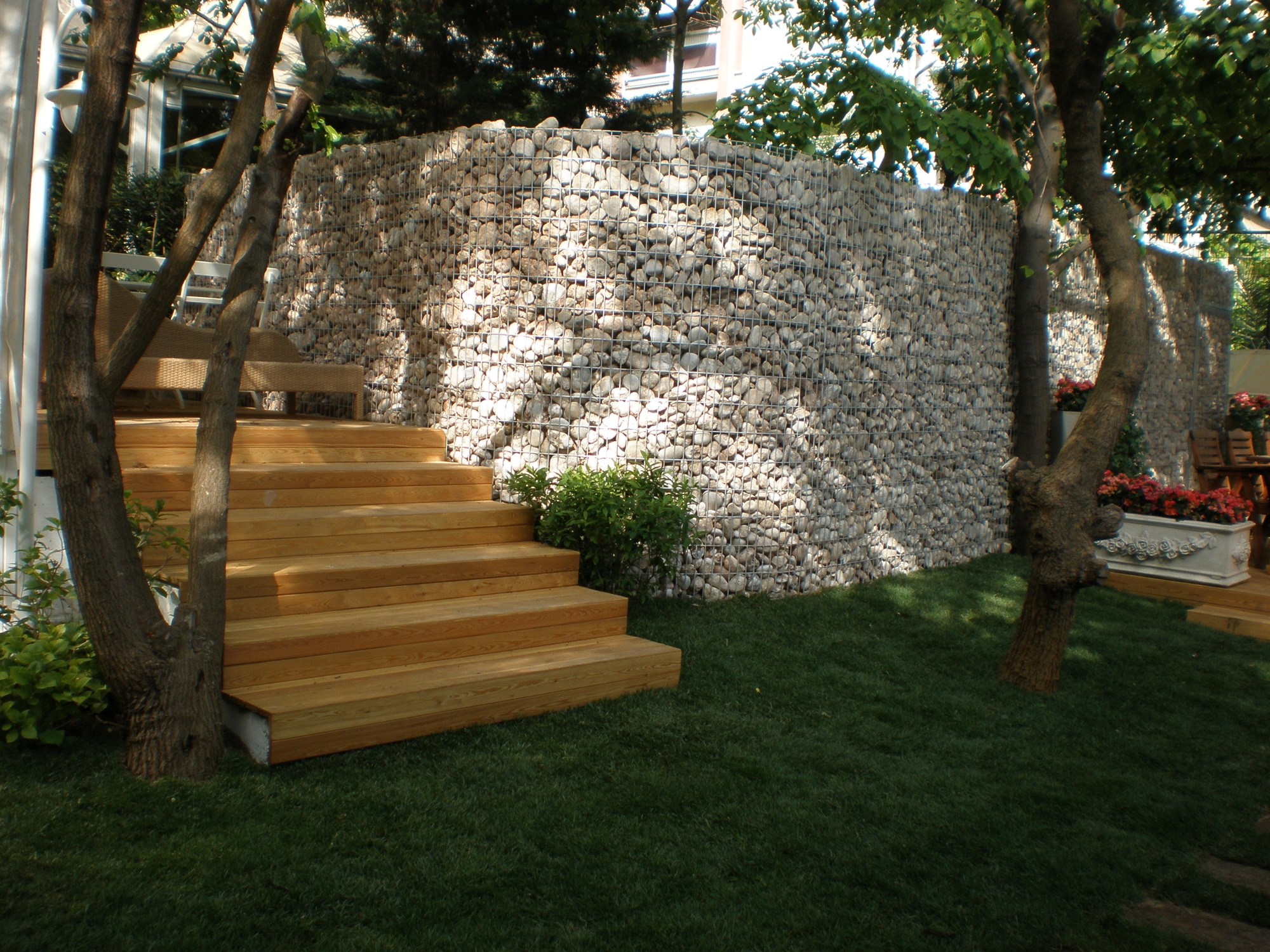 Bahçe merdiveni · Kavisli gabion duvar · Sonrası · Taş dolgu ve ahşap merdiven