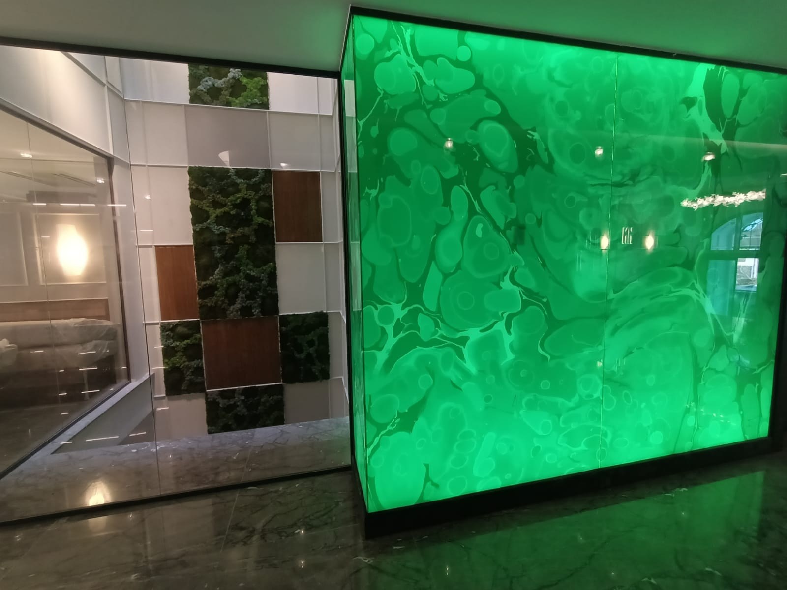 Hotel Nena - Fatih · Yüksek duvar ve yosun paneller · Sonrası · Hol yönünden görünüm