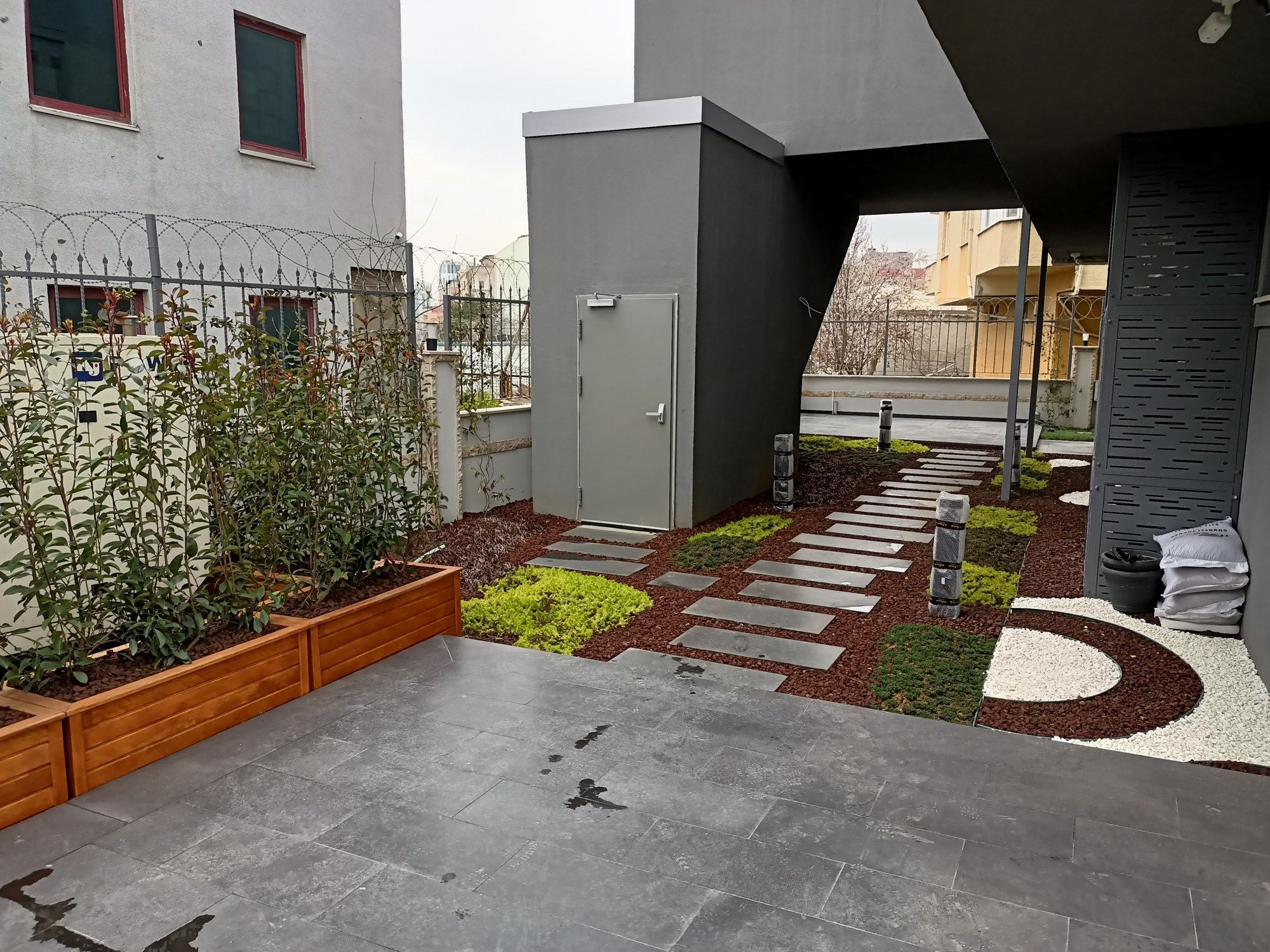Sedum bahçesi · Adım taşlı geçiş ve saksılı teras · Uygulama · Terastan görünüm