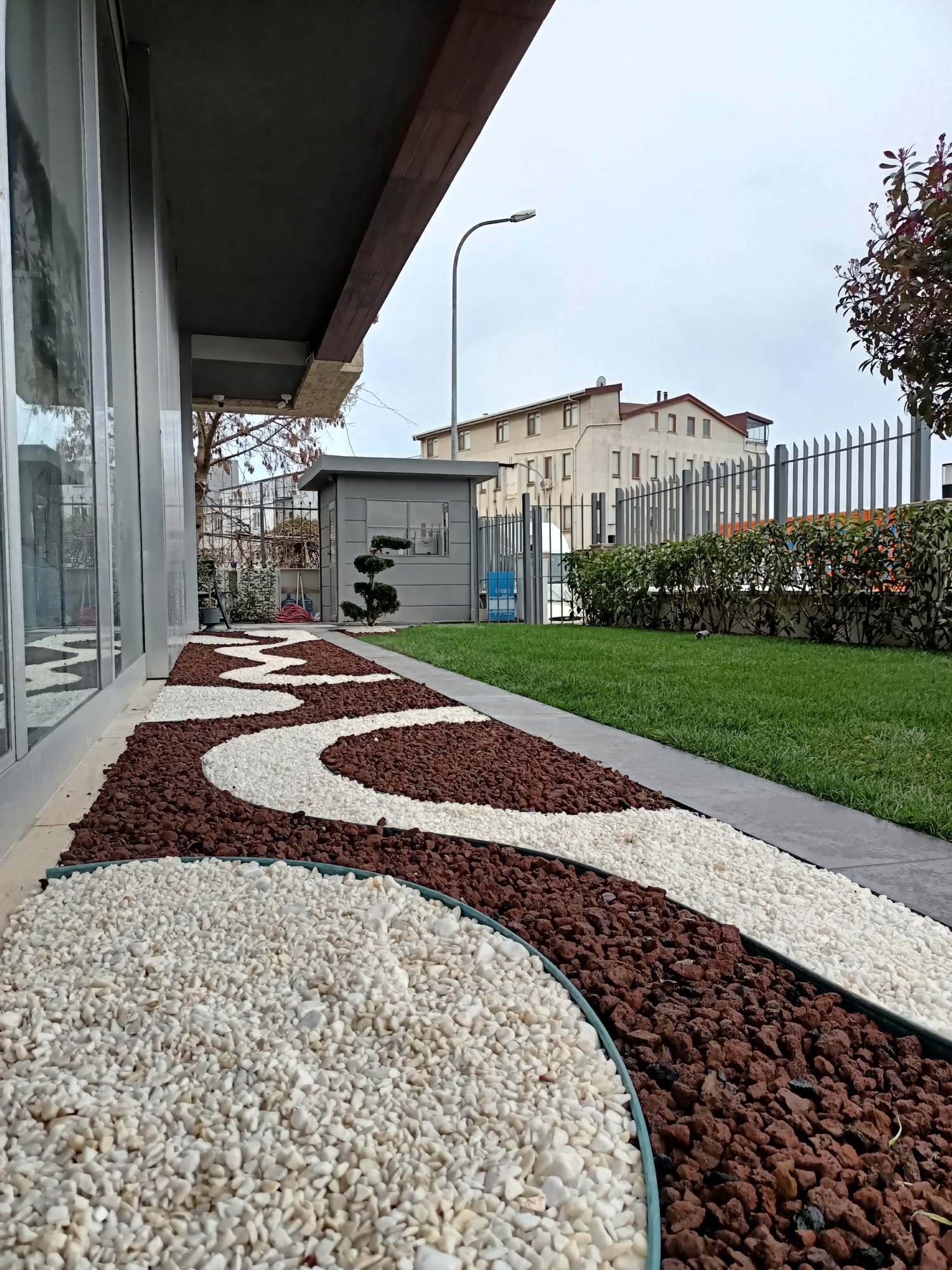 Sedum bahçesi · Ön cephe ve çakıl bordürü · Sonrası · Görünüm 2