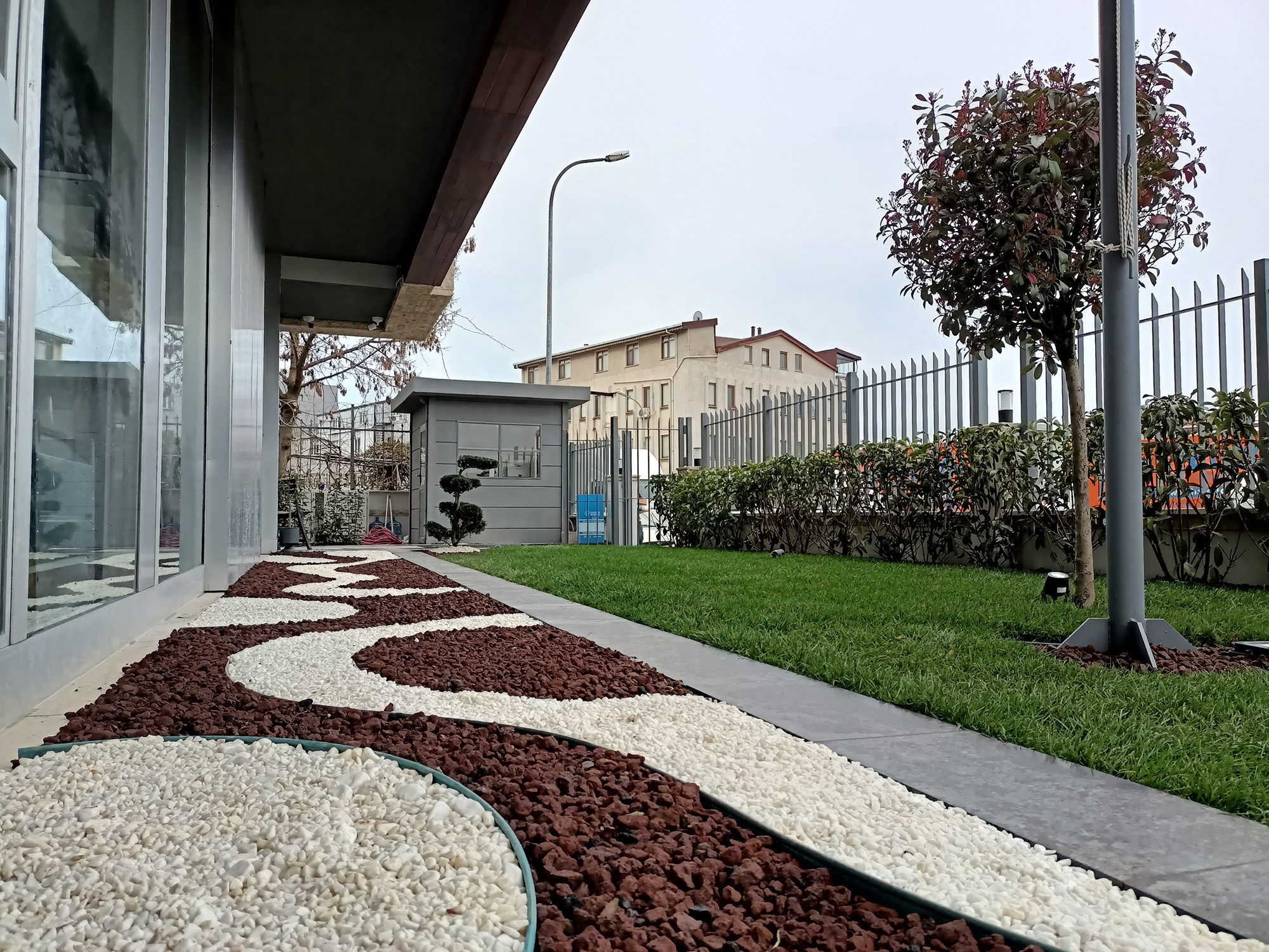 Sedum bahçesi · Ön cephe ve çakıl bordürü · Sonrası · Görünüm 5
