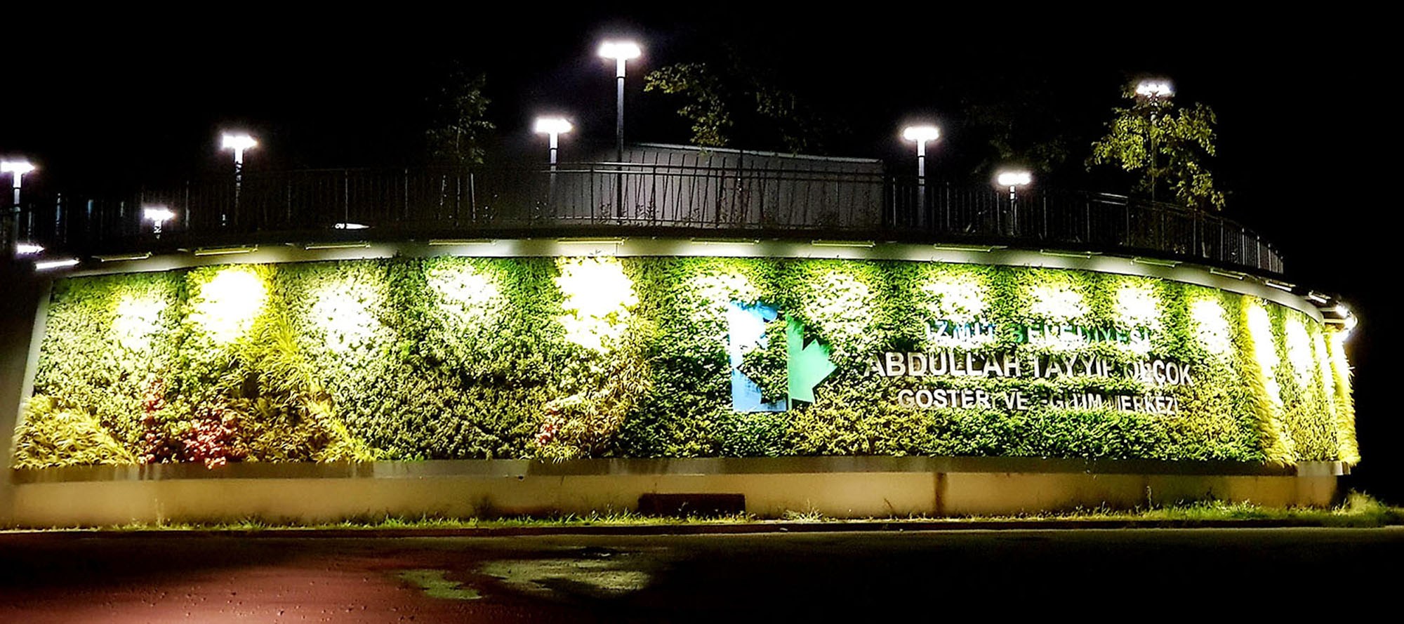 Dış mekân · Canlı dikey bahçe · Sonrası · Gece görünümü