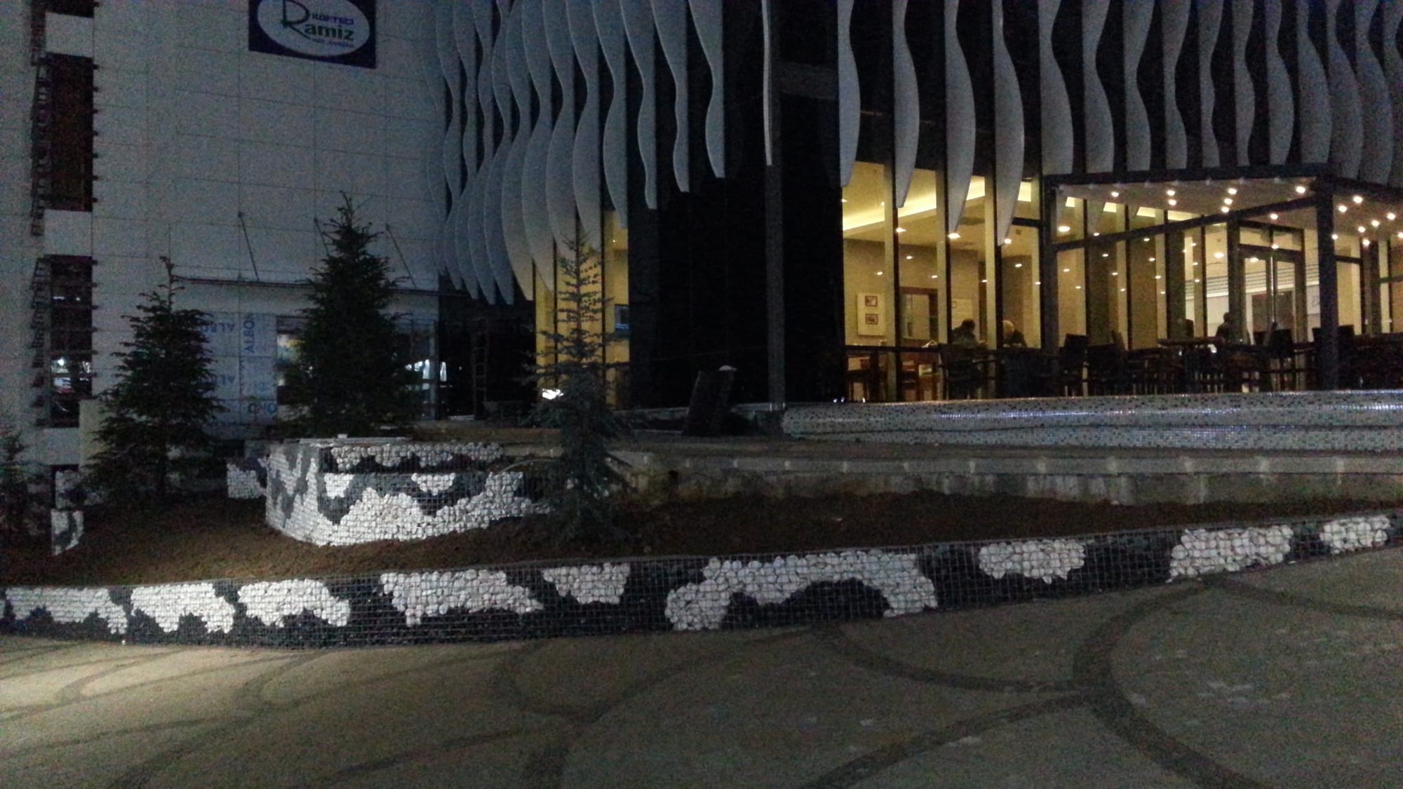 AVM cephesi · Desenli gabion duvarlar · Sonrası · Akşam görünümü