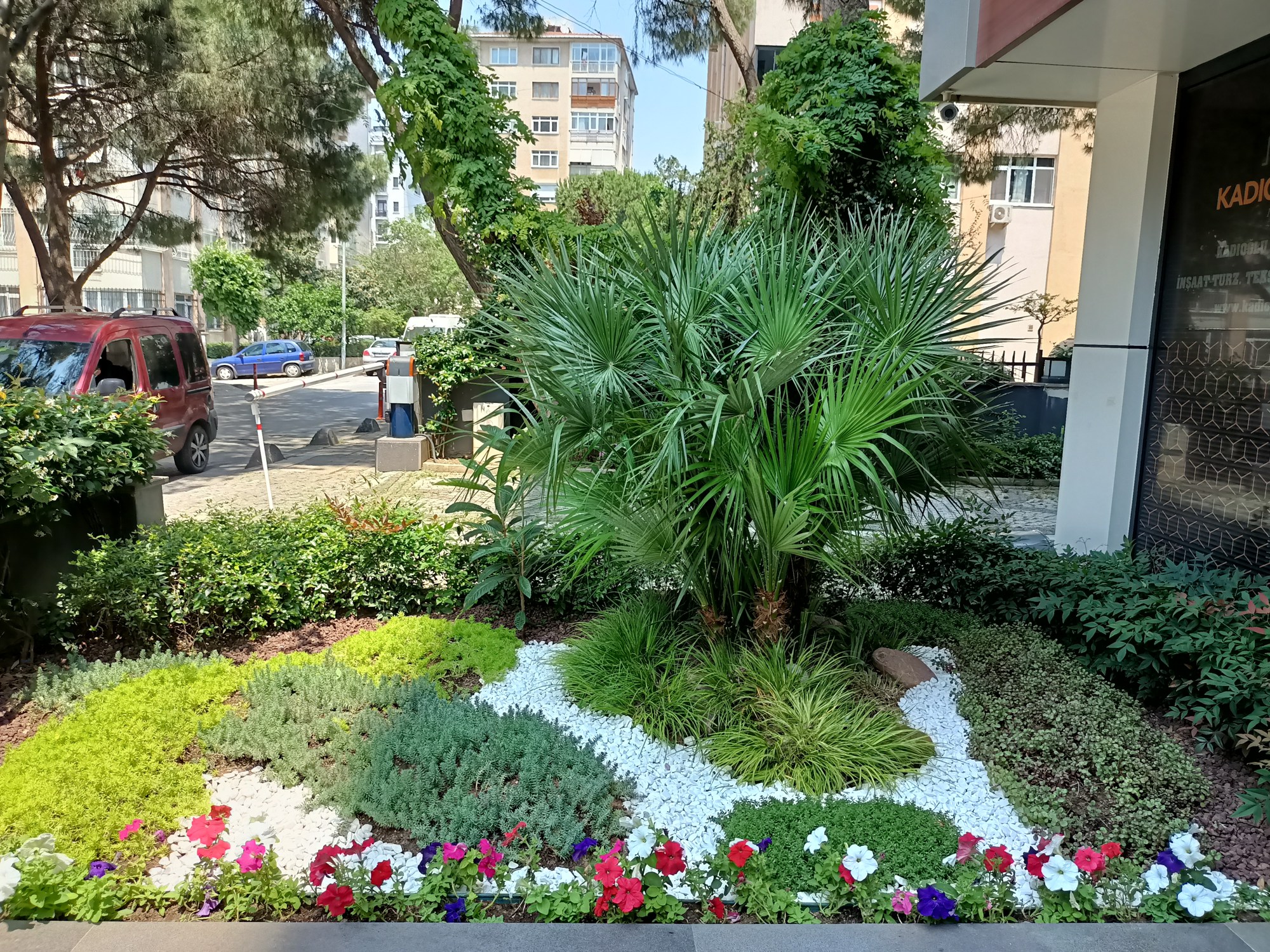 Dış mekân · Kuru bahçe ve giriş peyzajı · Sonrası · Giriş bitkilendirmesi