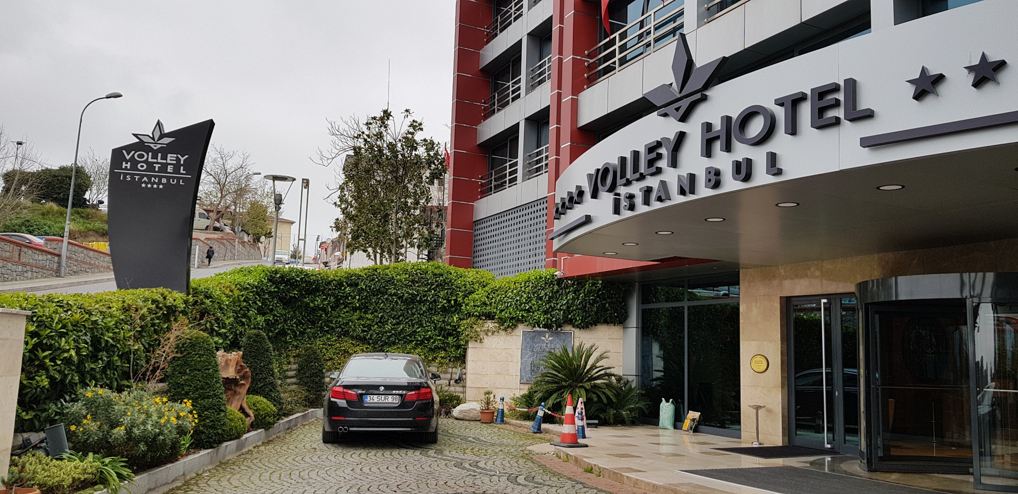 Otel girişi ve cephe · Sonrası · Diğer yönden görünüm