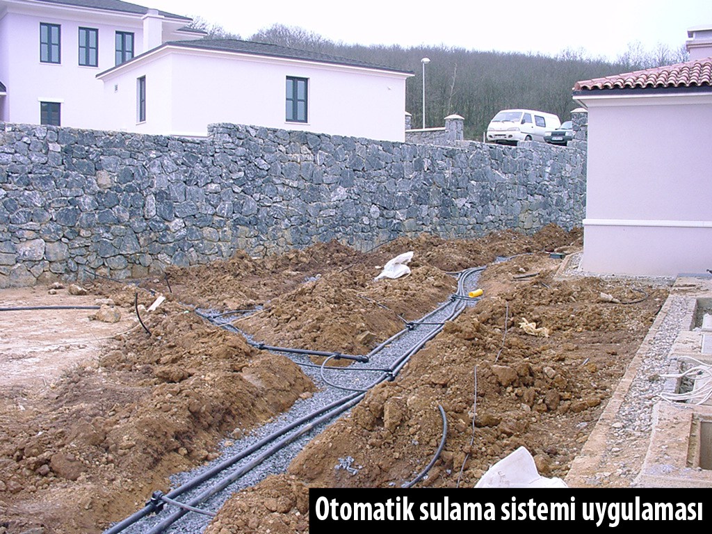 Havuzlu villa · Yan bahçe ve sulama altyapısı · Uygulama · Sulama borularının döşenmesi