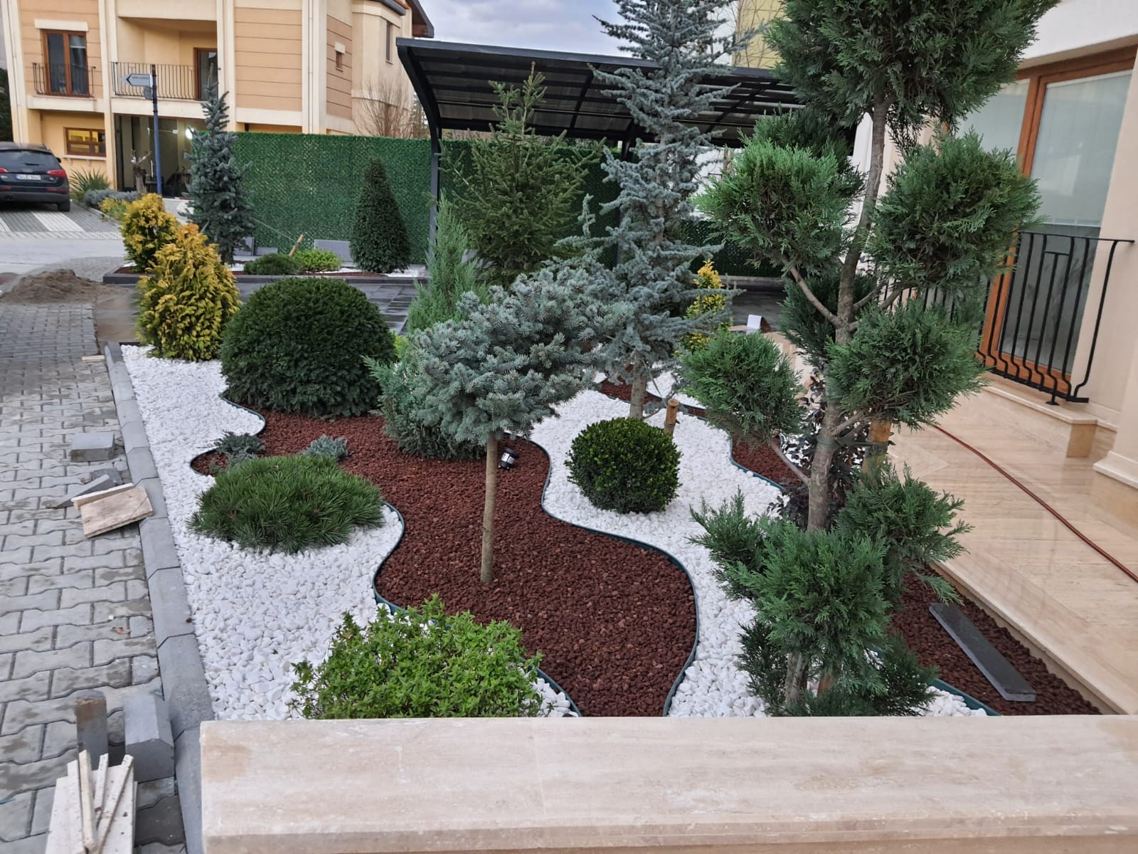 Ön bahçe · Villa girişi ve kuru bahçe · Sonrası · Tamamlanmış görünüm 1
