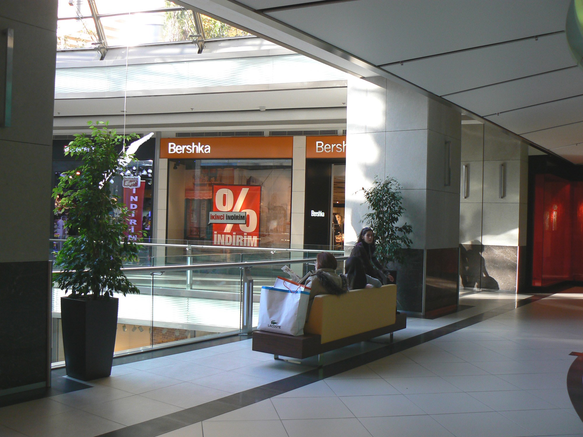 Üst kat · Bershka önü bahçe alanı · Öncesi · Oturma alanı