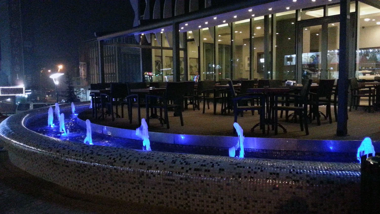 Açık alanda fıskiyeli su öğesi · Sonrası · Gece görünümü