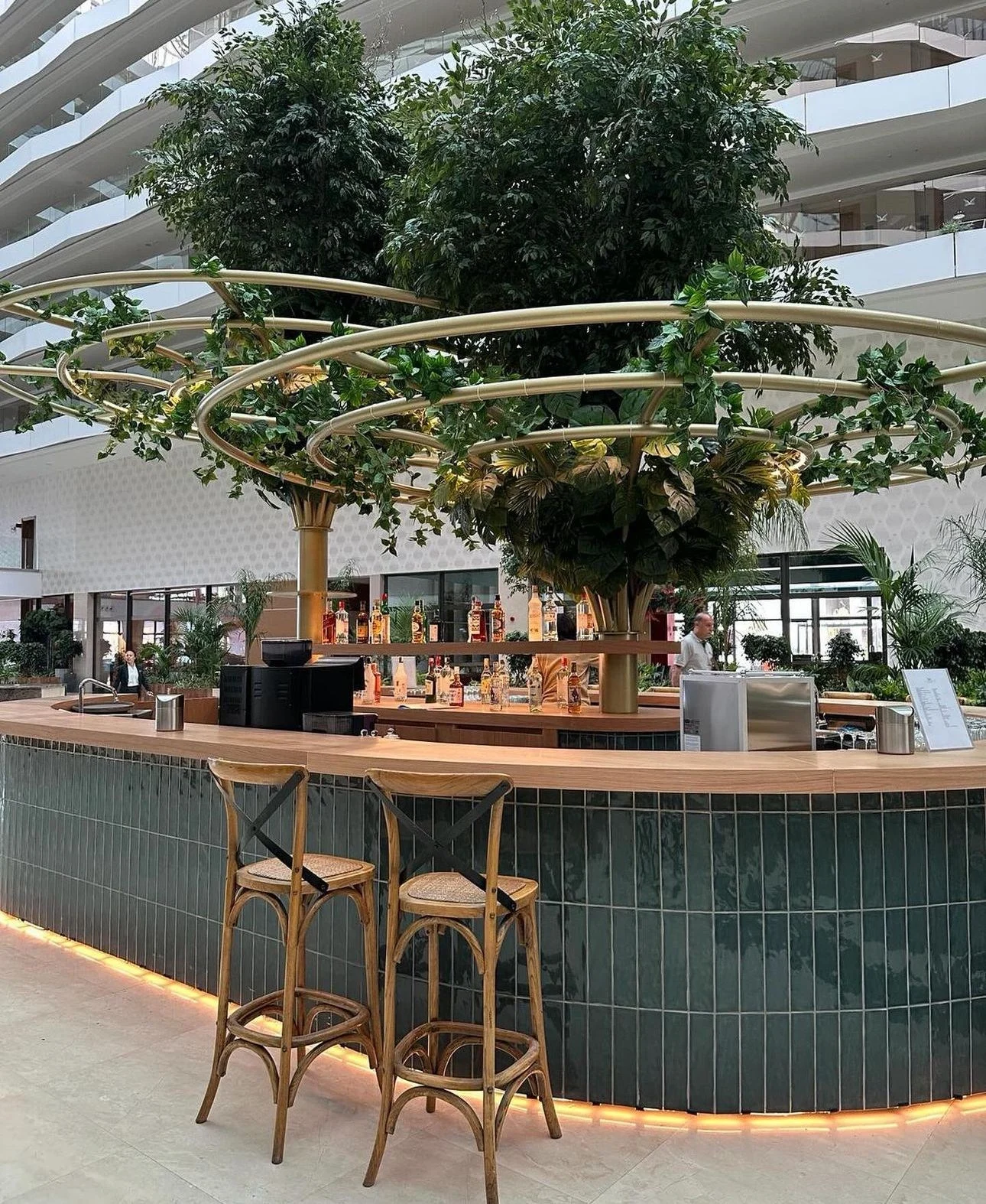 Atrium barı · Yapay ağaç ve sarmaşıklar · Sonrası · Bar ve ağaç düzenlemesi