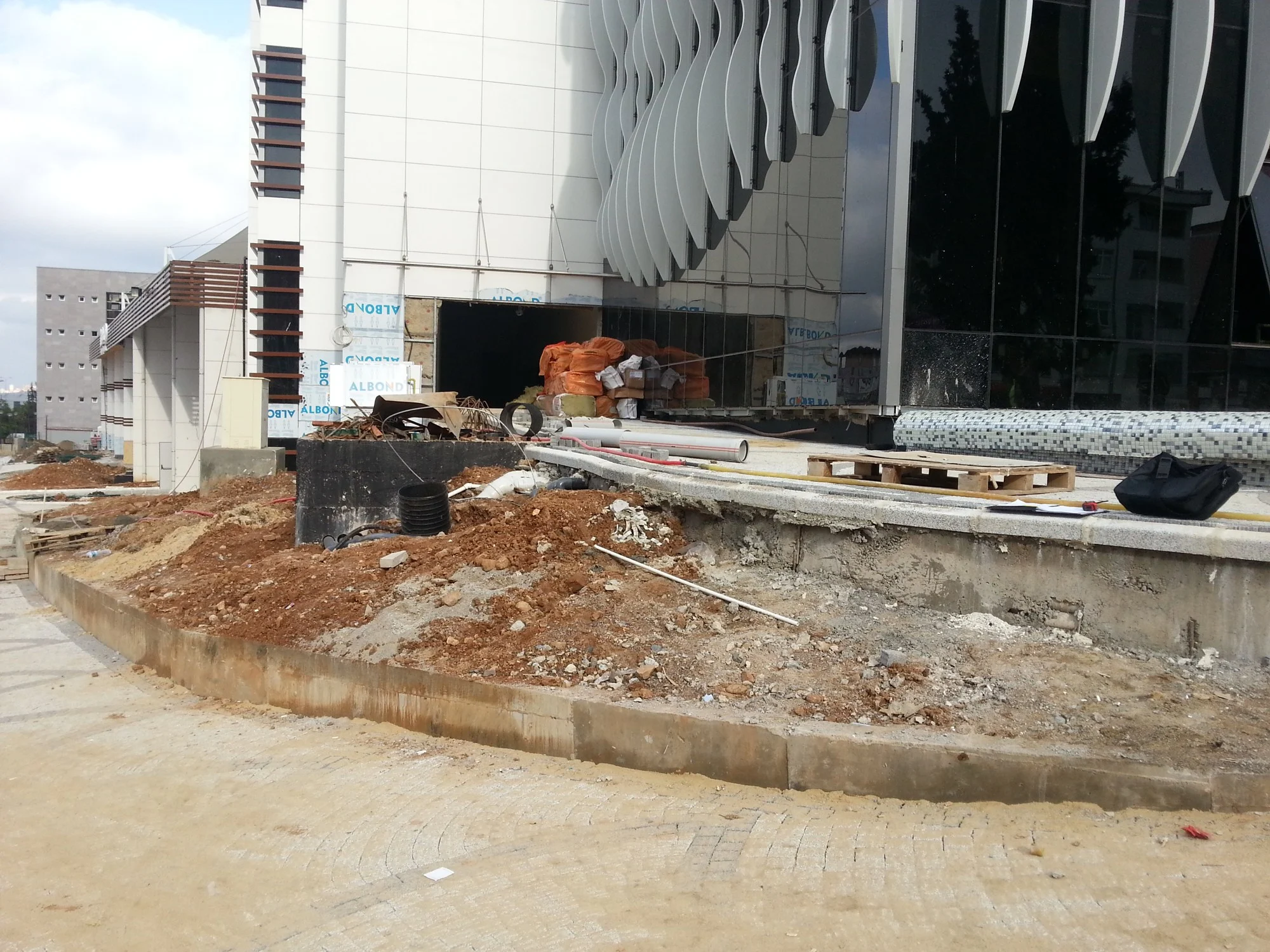 AVM cephesi · Desenli gabion duvarlar · Öncesi · Mevcut cephe ve toprak alan