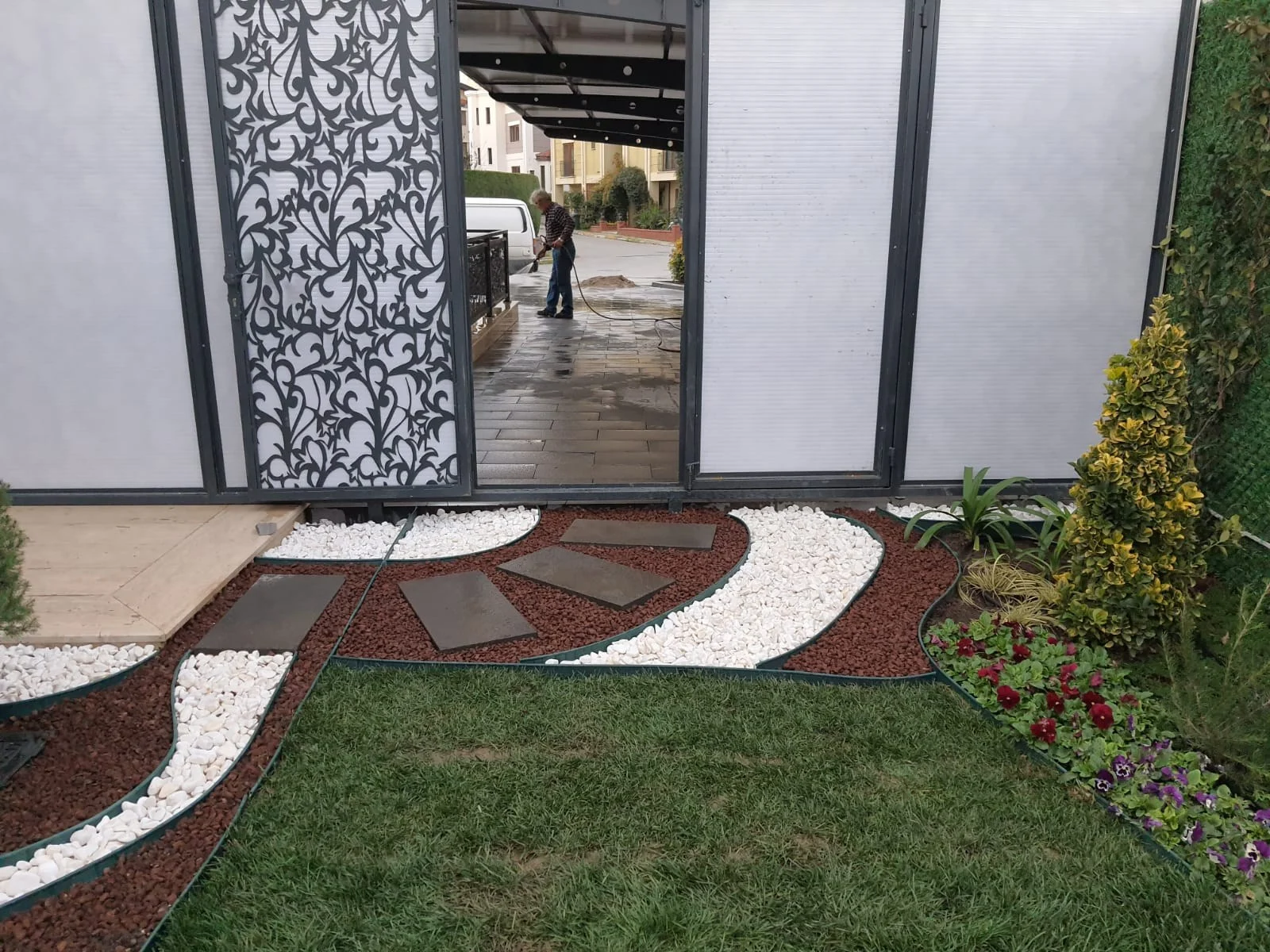 Bahçe geçişi · Kapı ve dekoratif taş yolu · Sonrası · Tamamlanmış görünüm 2