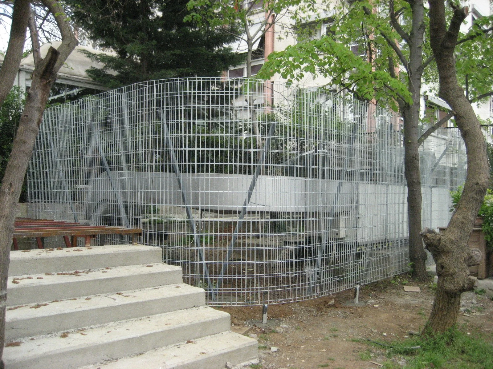 Bahçe merdiveni · Kavisli gabion duvar · Uygulama · Taş dolgu öncesinde kafes montajı