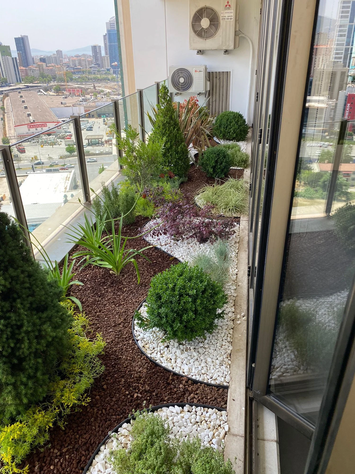 Balkon boyunca bitkisel düzenleme · Sonrası · Diğer yönden görünüm