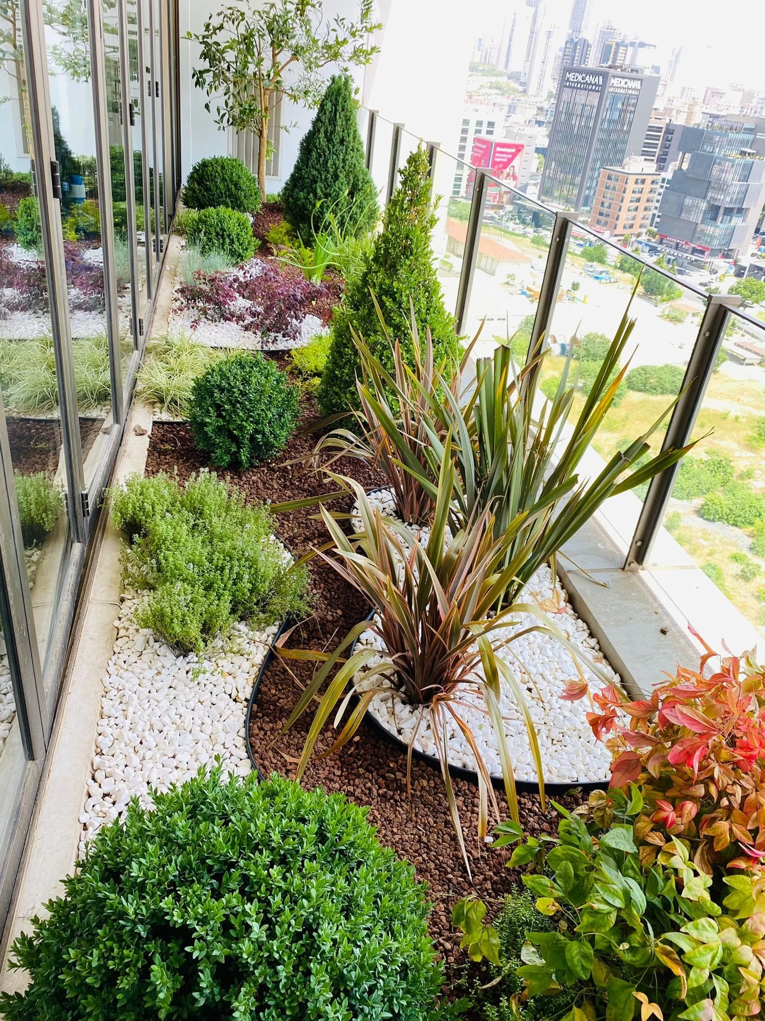 Balkon bahçesi · Bitkisel şerit ve dekoratif taş · Sonrası · Görünüm 2