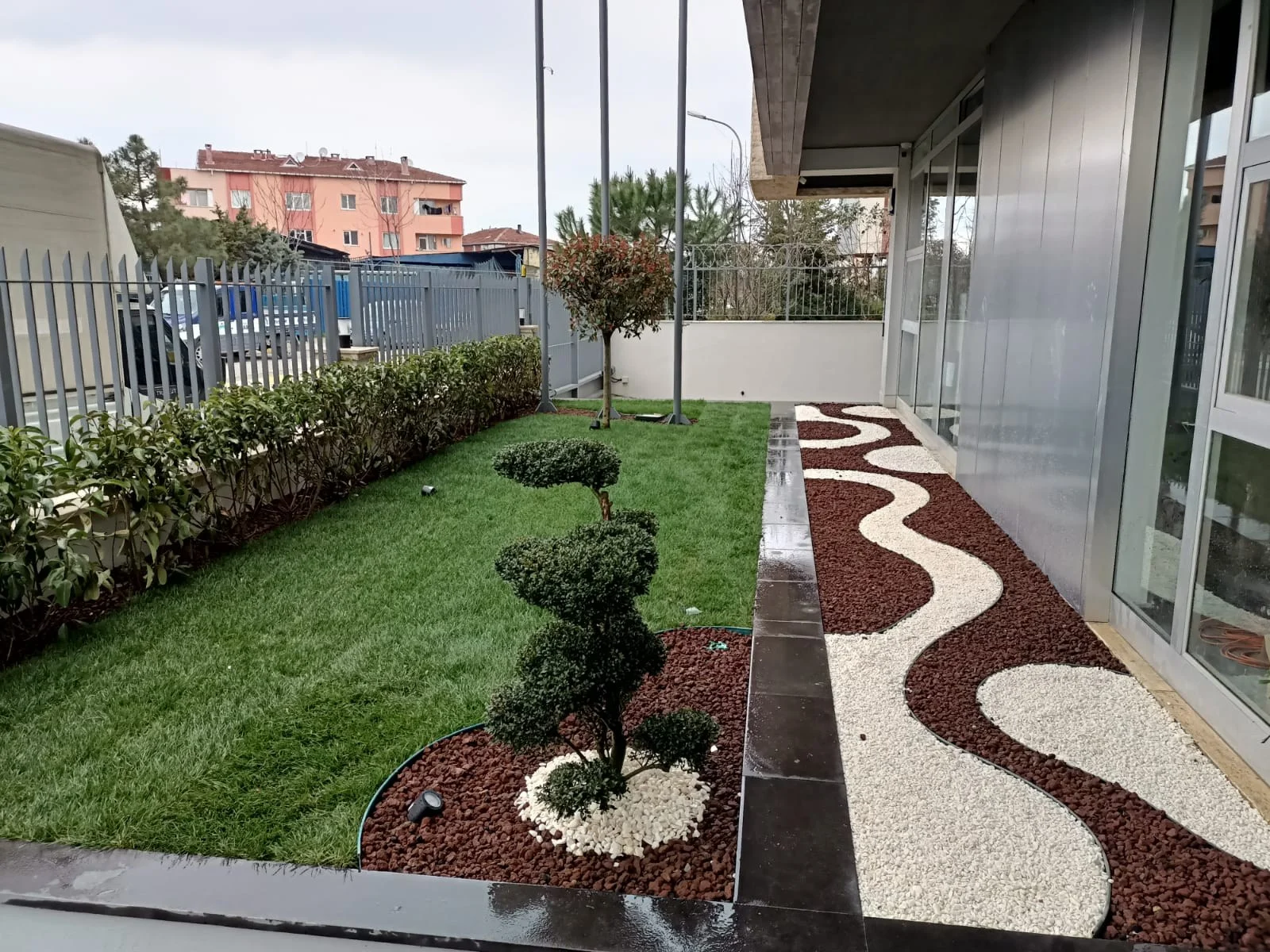 Bina çevresi · Sonrası · Çim, topiary ve dekoratif taş düzenlemesi