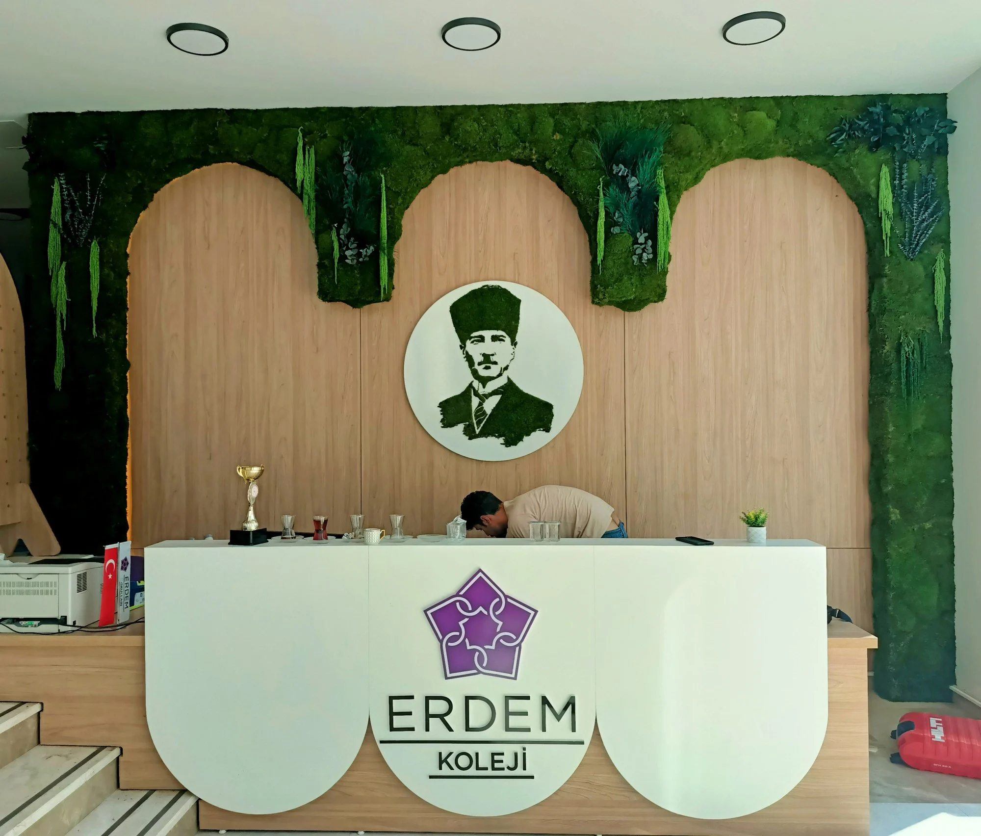 Erdem Koleji · Karşılama alanı yosun duvarı