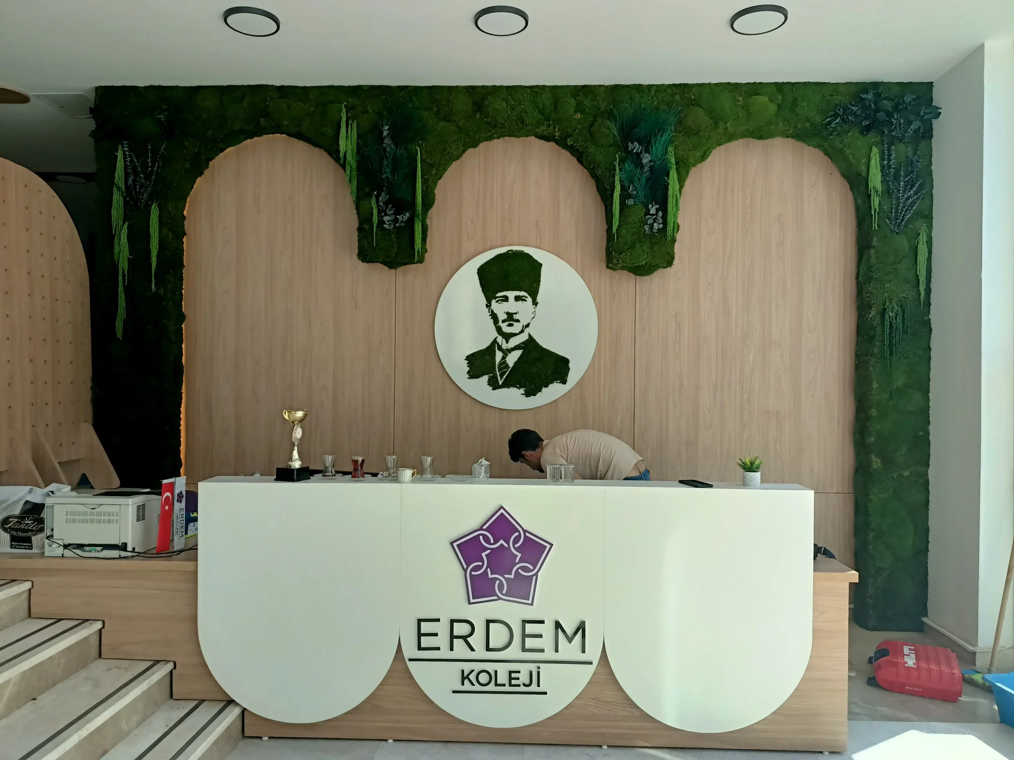 Erdem Koleji · Karşılama alanında yosun duvar · Uygulama · Görünüm 1
