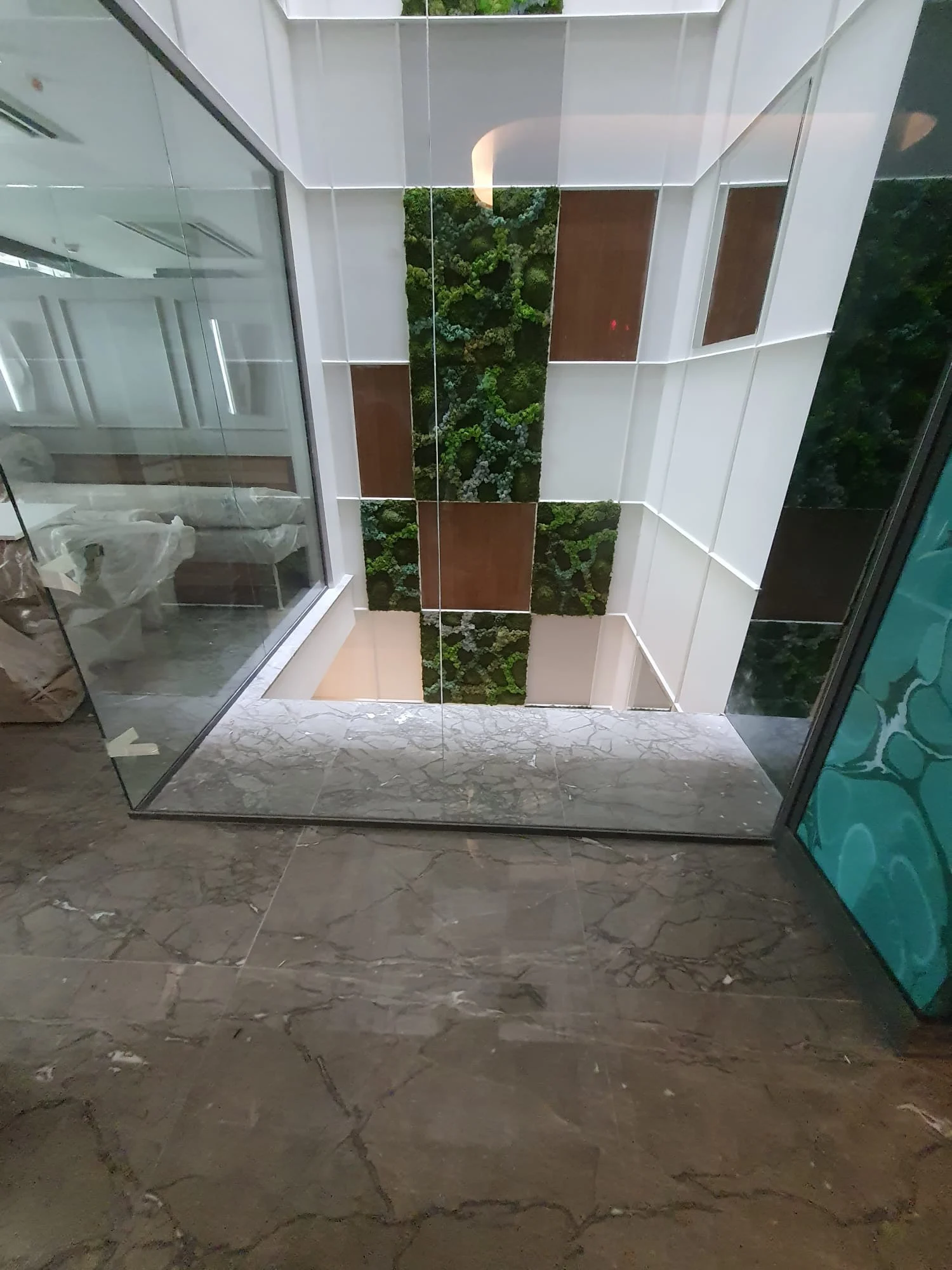 Hotel Nena - Fatih · Yüksek duvar ve yosun paneller · Sonrası · Duvarın genel görünümü
