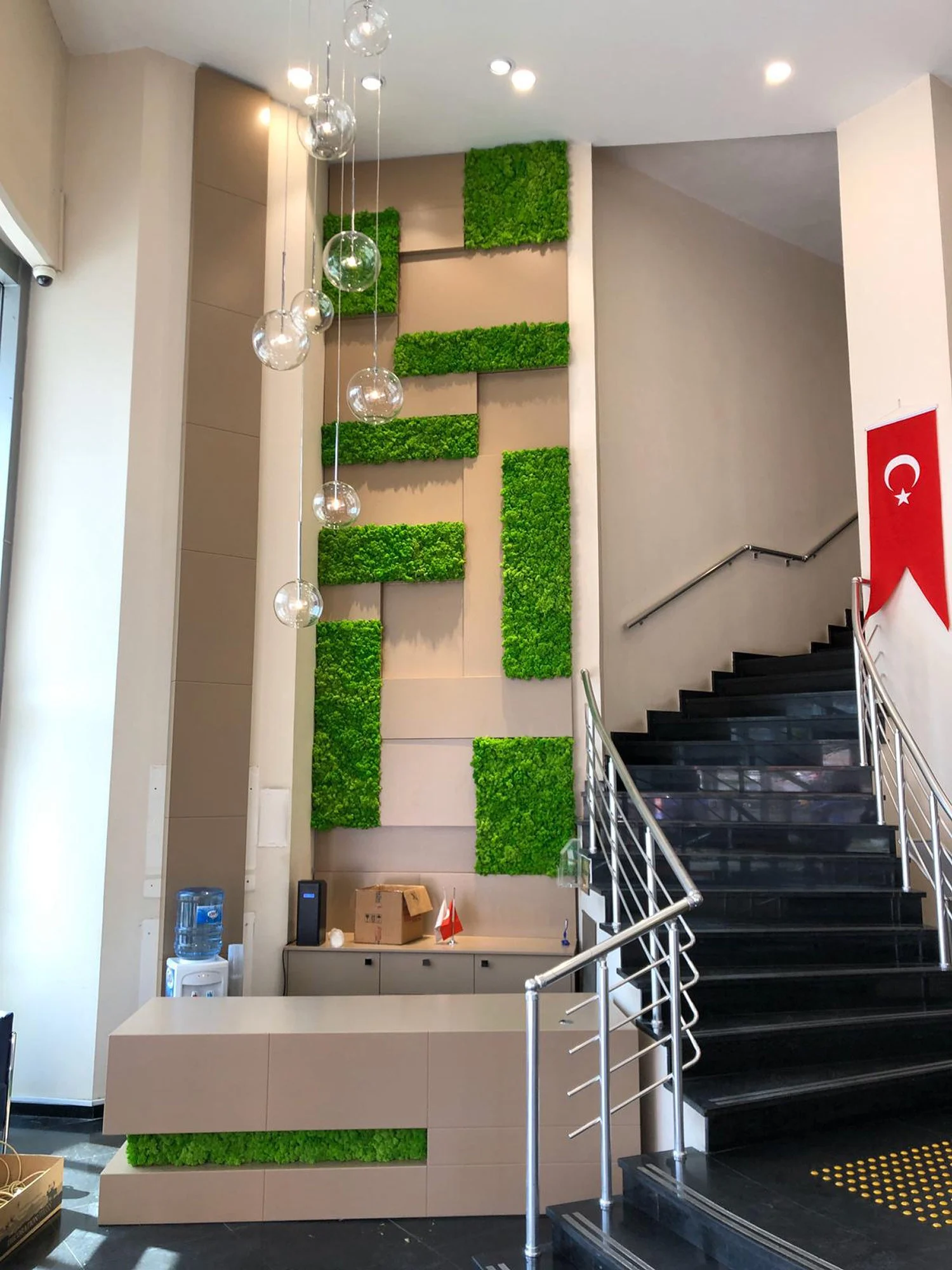 İç mekân · Karşılama alanı ve merdiven duvarı