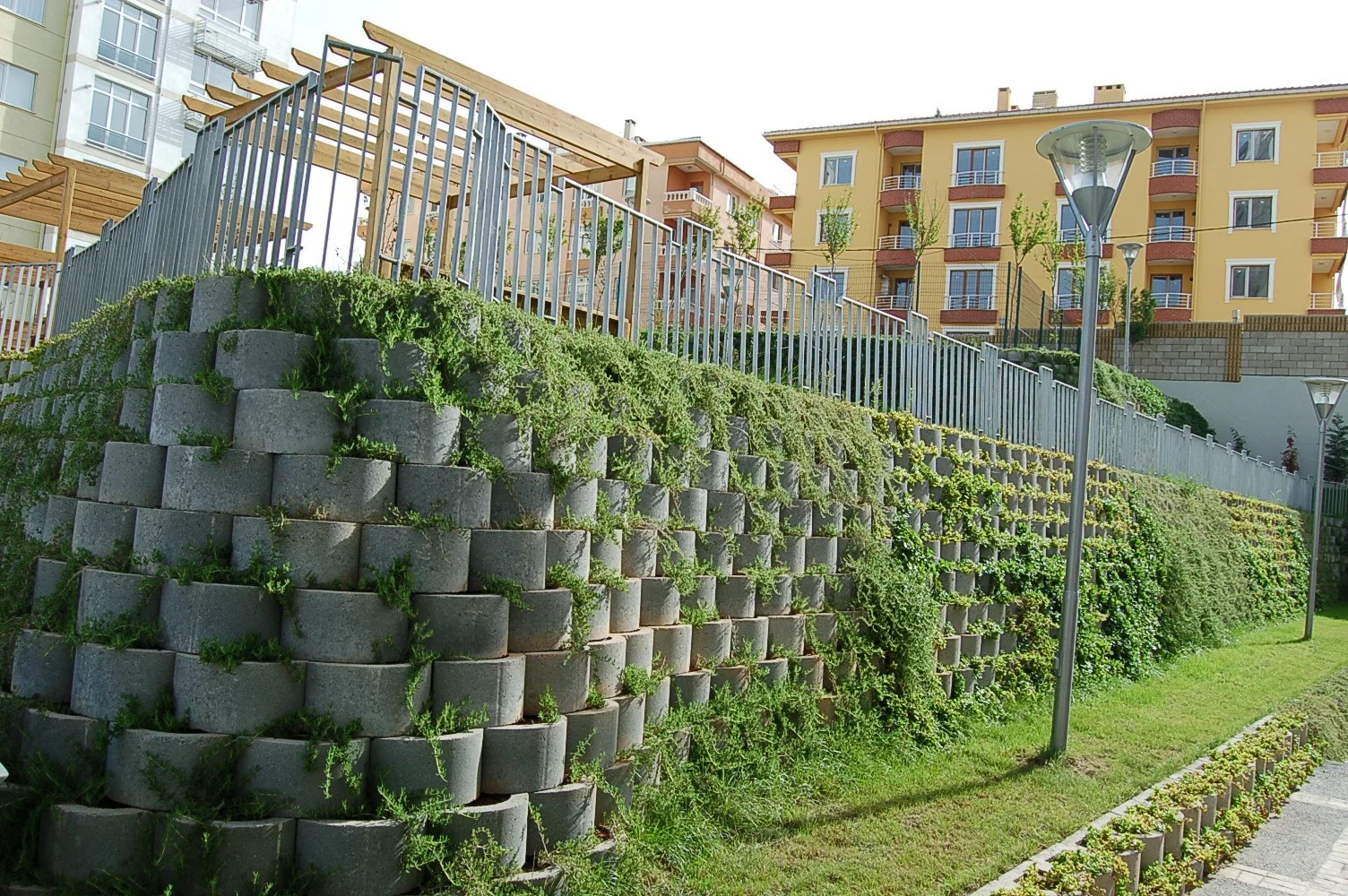 Konut bahçesi · Bitkilendirilmiş blok duvar · Sonrası · Blok duvar ve pergola