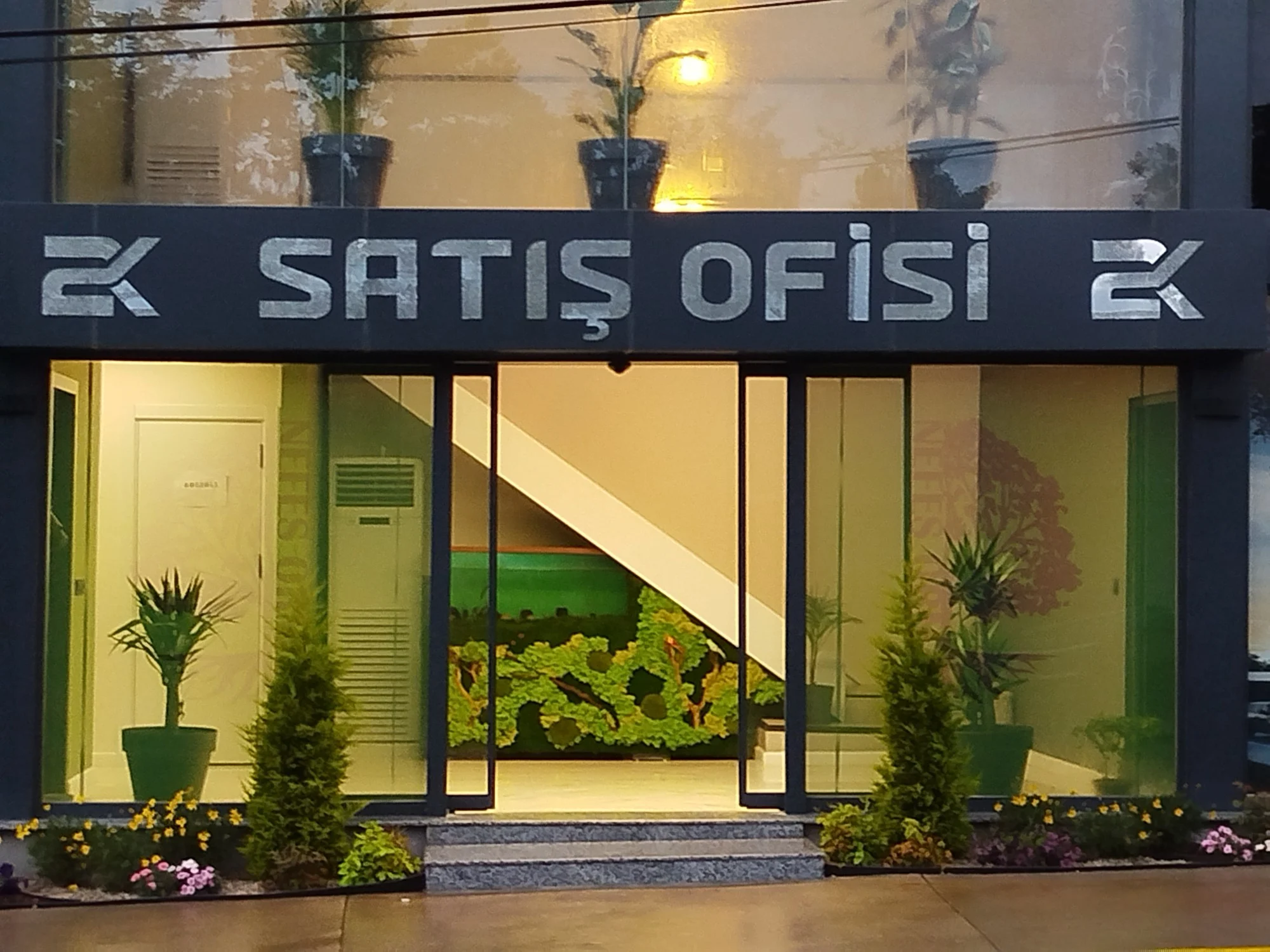 Satış ofisi · Sonrası · Giriş ve iç mekân bitkilendirmesi