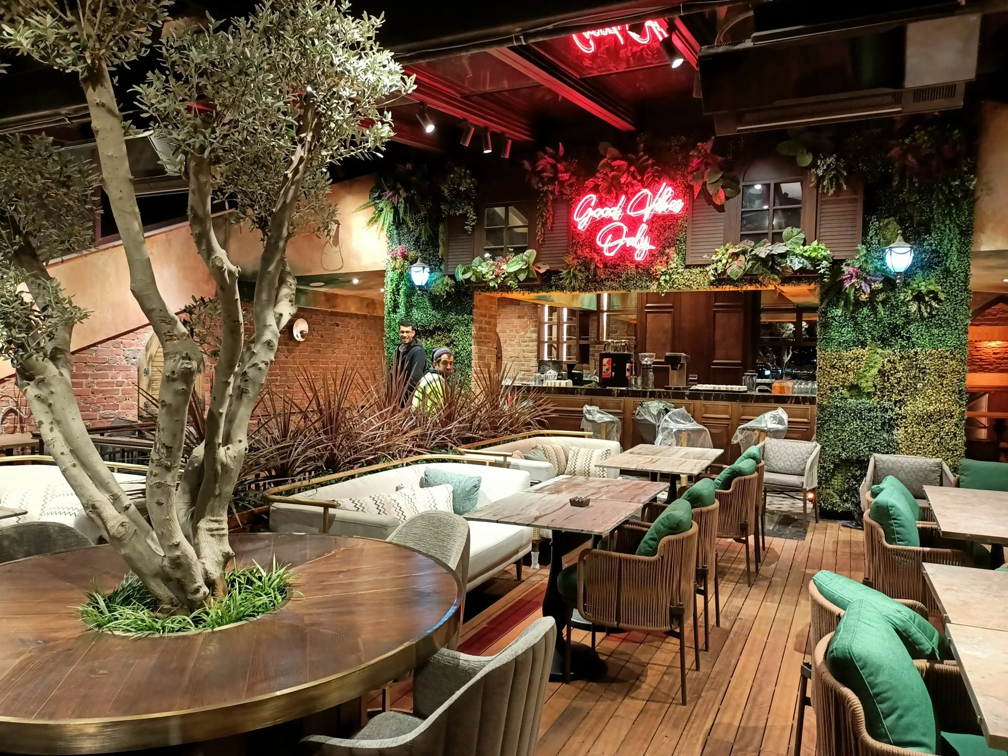 Sirkeci · Restoranın yapay ağaç ve yeşil duvar uygulaması · Uygulama · Genel görünüm