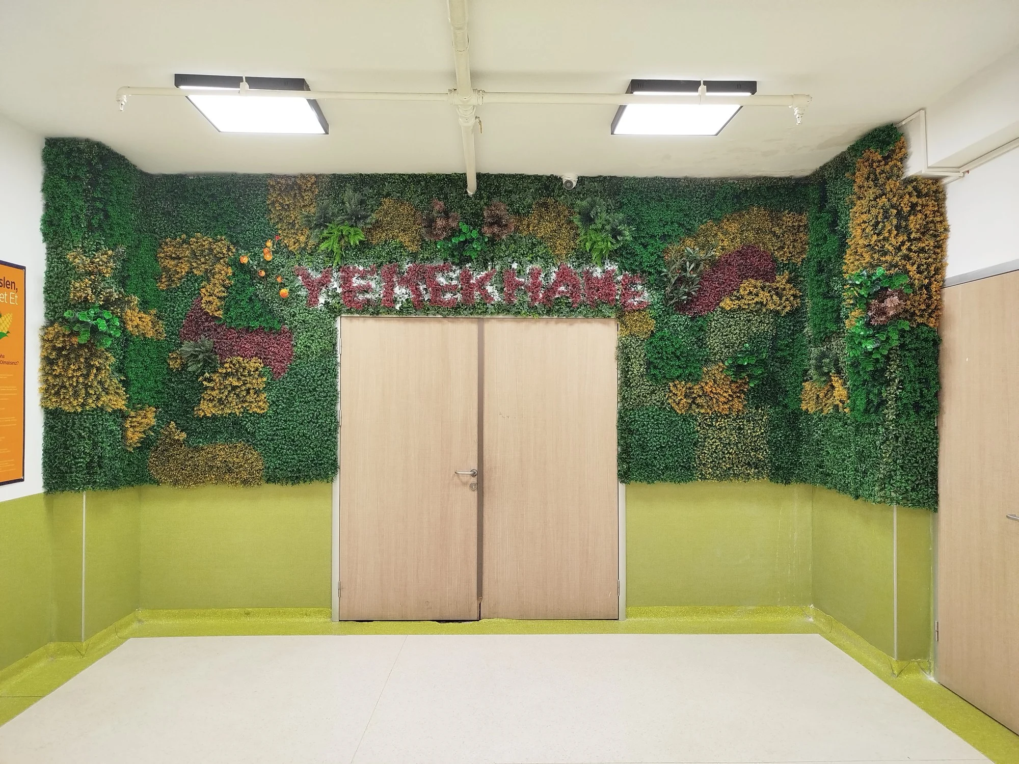 Yemekhane girişi · Yapay bitkisel duvar