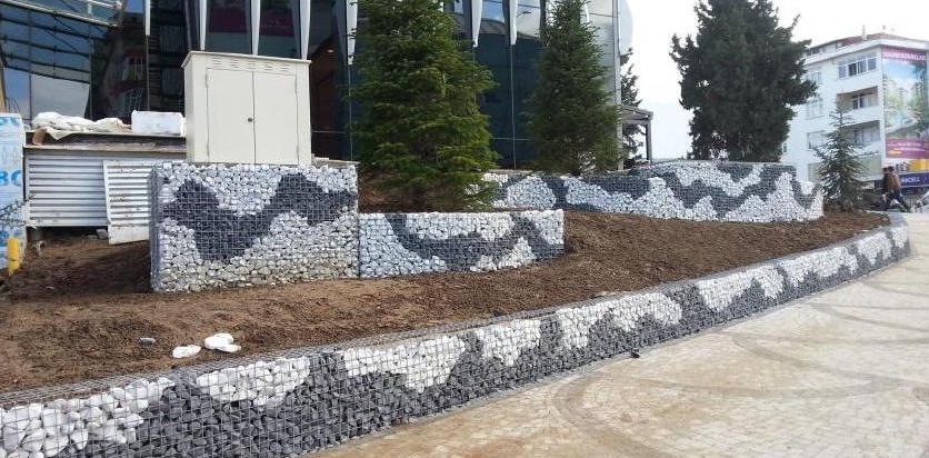 AVM cephesi · Desenli gabion duvarlar · Sonrası · Gabion duvarların gündüz görünümü