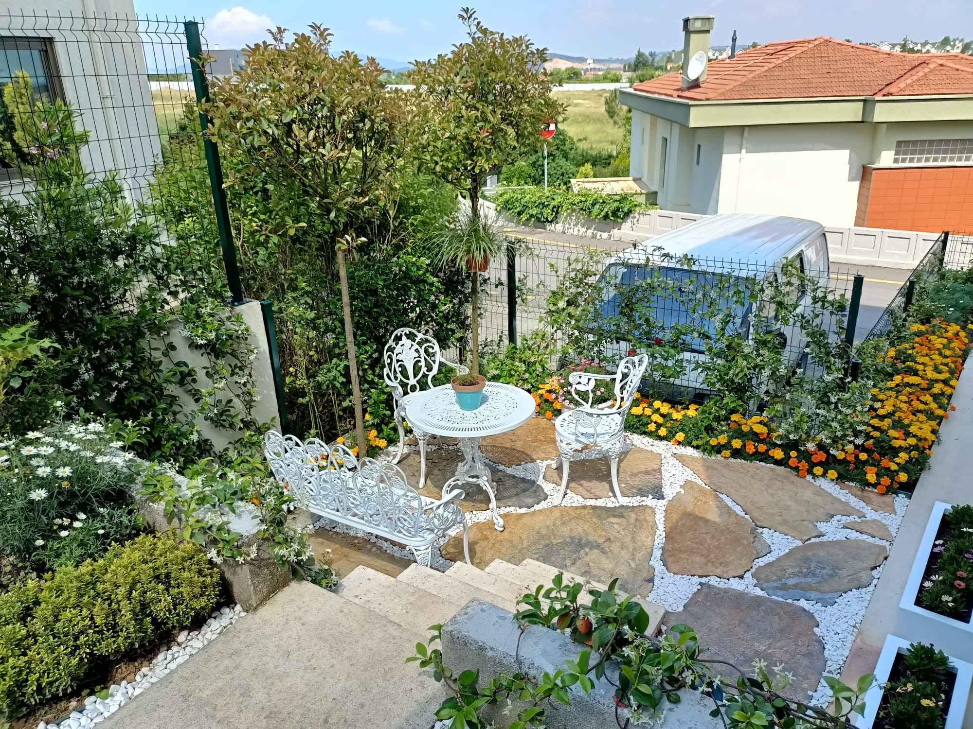 Doğal taşlı oturma köşesi · Sonrası · Diğer yönden görünüm