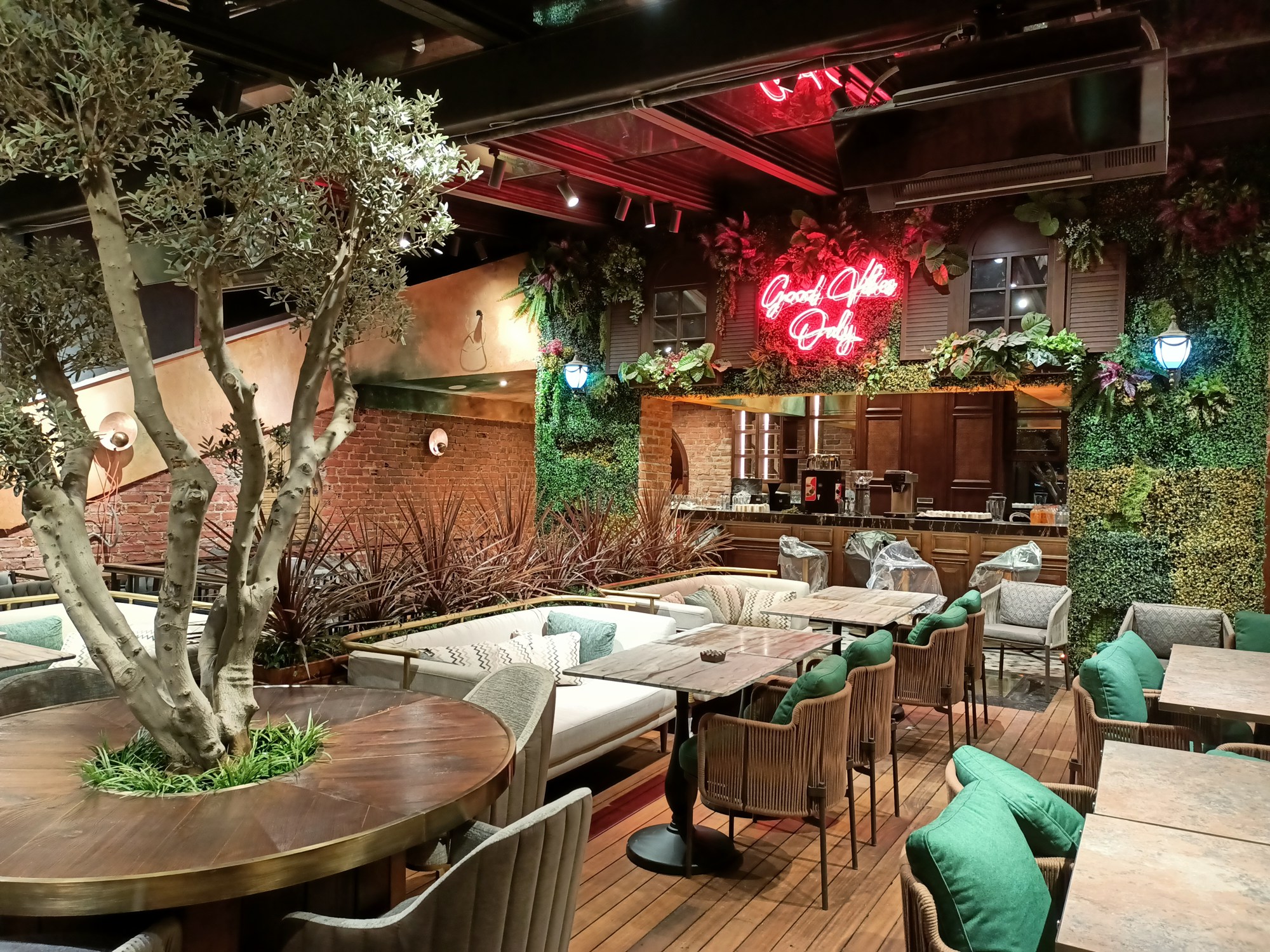 Sirkeci · Restoranın yapay ağaç ve yeşil duvar uygulaması · Uygulama · Diğer yönden görünüm