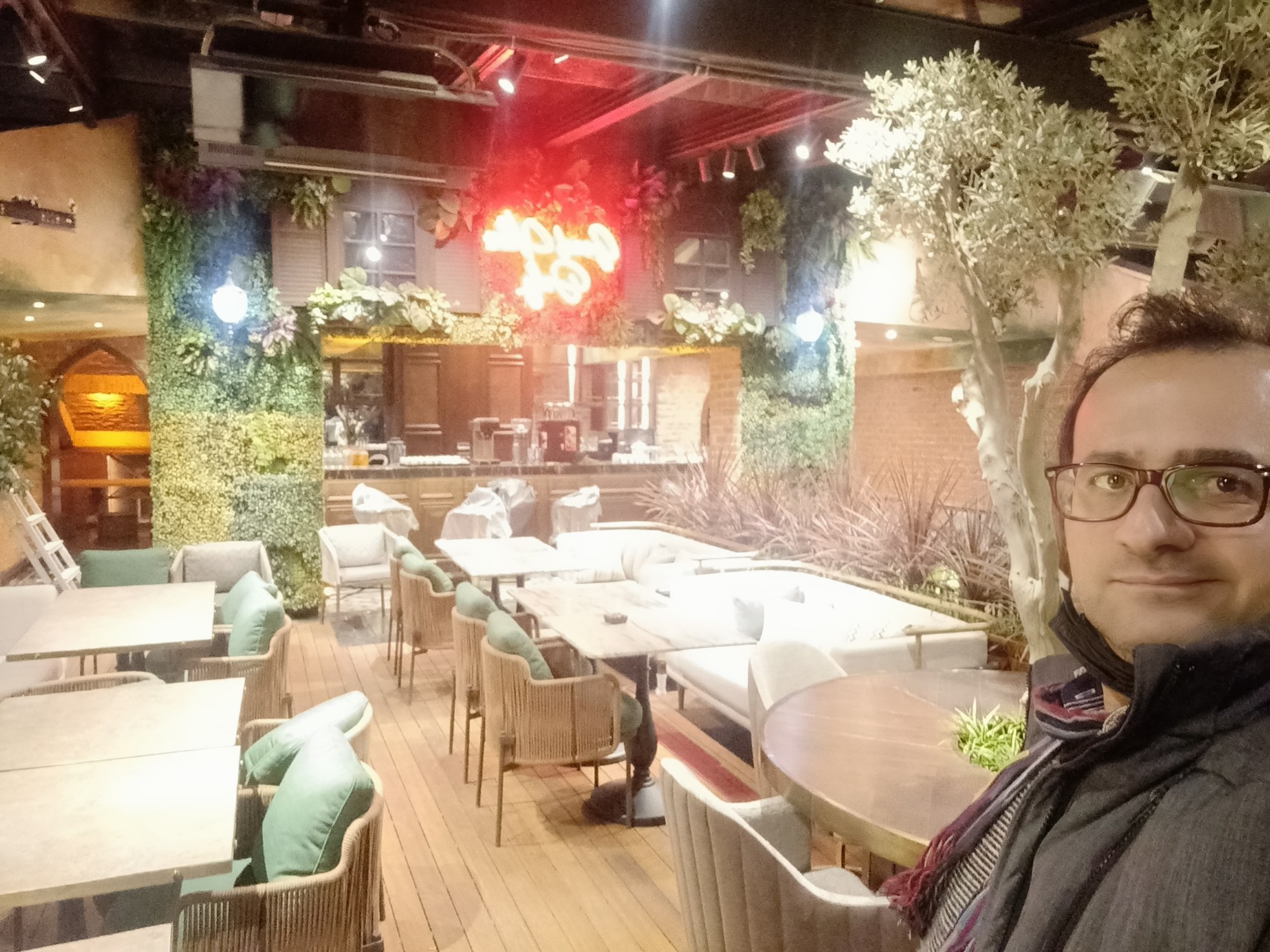 Sirkeci · Restoranın yapay ağaç ve yeşil duvar uygulaması · Uygulama · Son kontrol